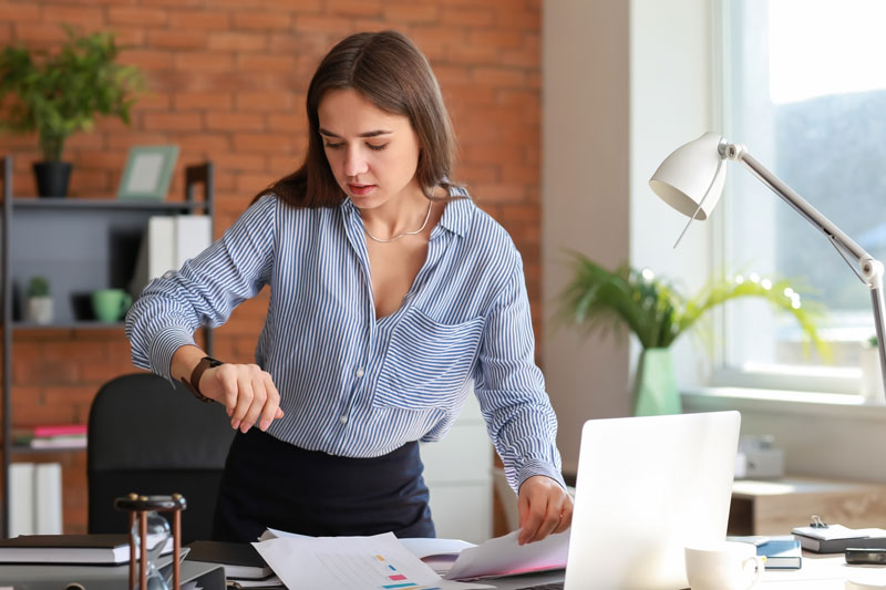 Time-Management-with-Stressed-businesswoman